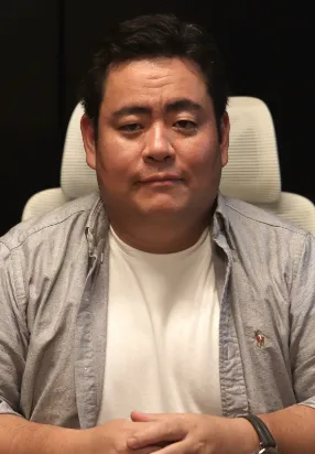 布村 英俊 氏