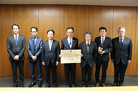 写真：表彰状授与の様子1