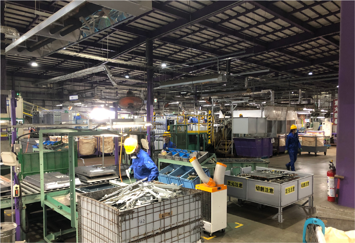 機械や手作業で家電を分かいする