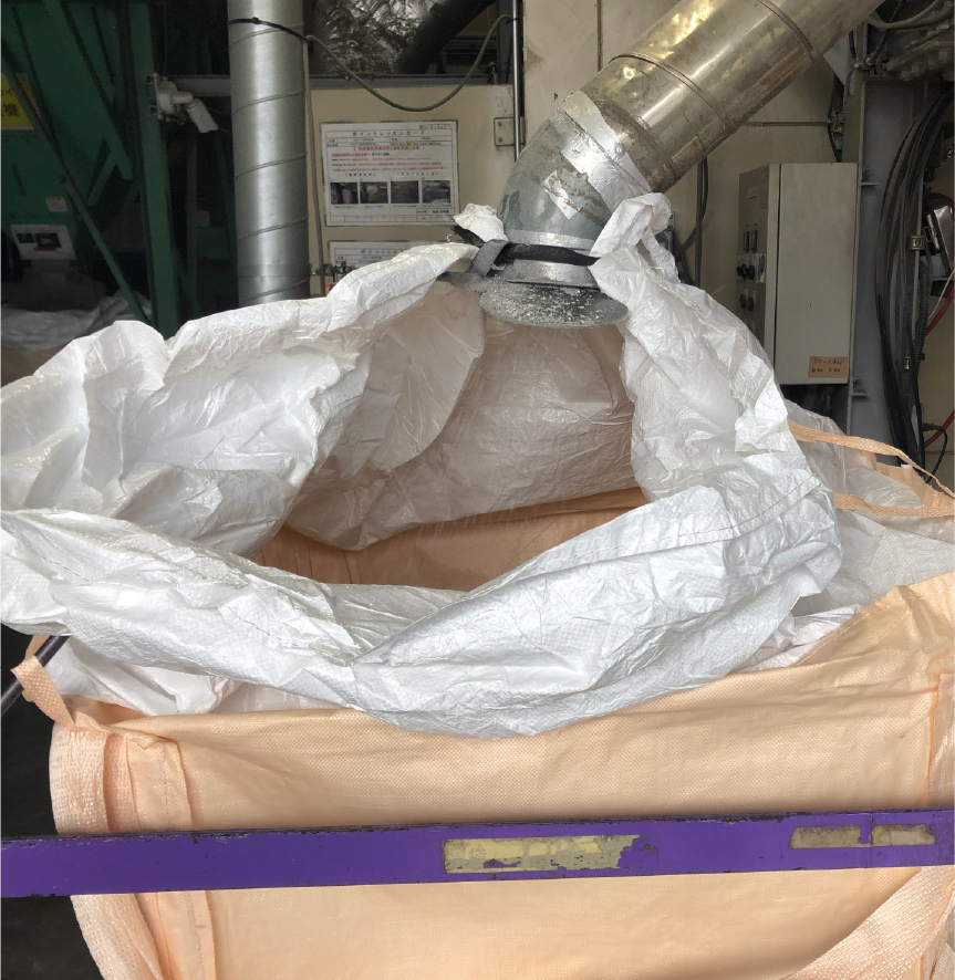 細かくくだかれたプラスチックや金属